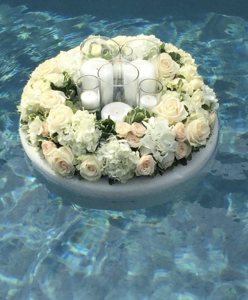 Composition florale blanche flottant sur l’eau