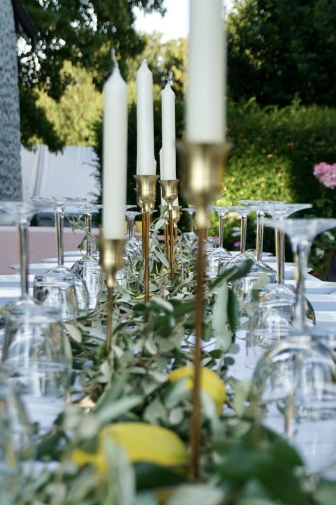 Table dressée avec candélabres et verrerie